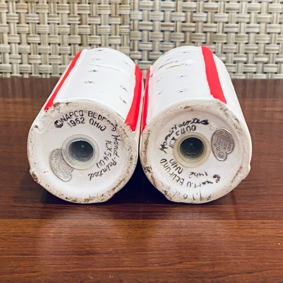 🎄🌟HP🌟VTG Set 1962 Mod Ceramic Christmas Presents Salt & Pepper Shakers - Picture 6 of 10